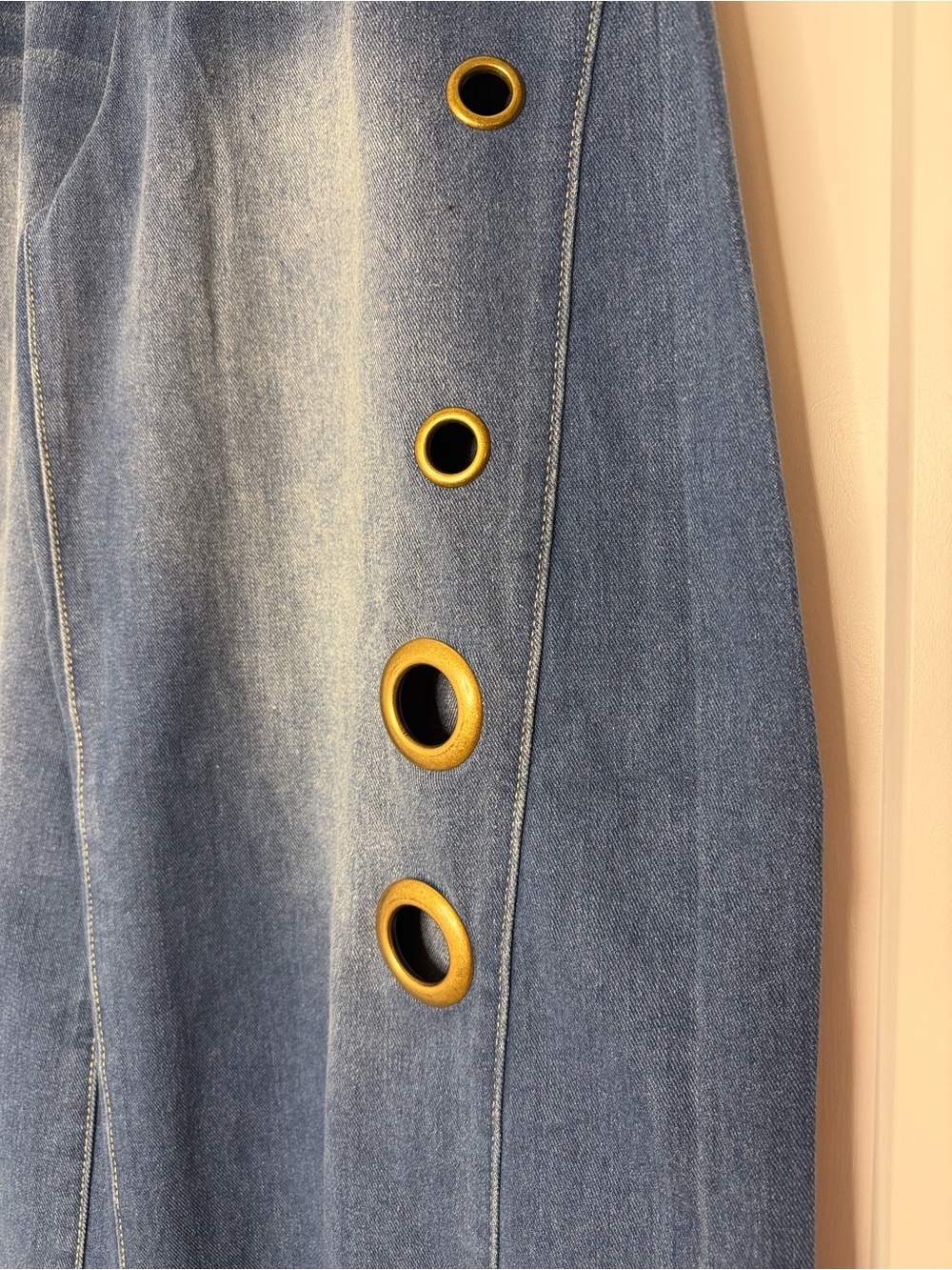Wide Leg Blue Jeans with Grommet Detail - Picture 4 of 4